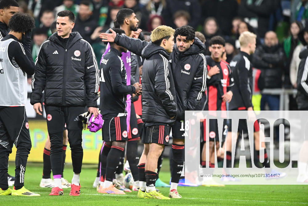 Die Spieler von Eintracht Frankfurt gehen zu ihren Fans, verhaltener Schlussjubel, jubelnd, Jubel, Begeisterung, Freude, Emotion Fussball 1. Bundesliga Saison 2025 2026, 18.Spieltag, Spieltag18, matchday18, SV Werder Bremen (HB) - Eintracht Frankfurt (F) 3-3 am 16.01.2026 im Weserstadion Bremen Deutschland. DFL regulations prohibit any use of photographs as image sequences and or quasi-video Â