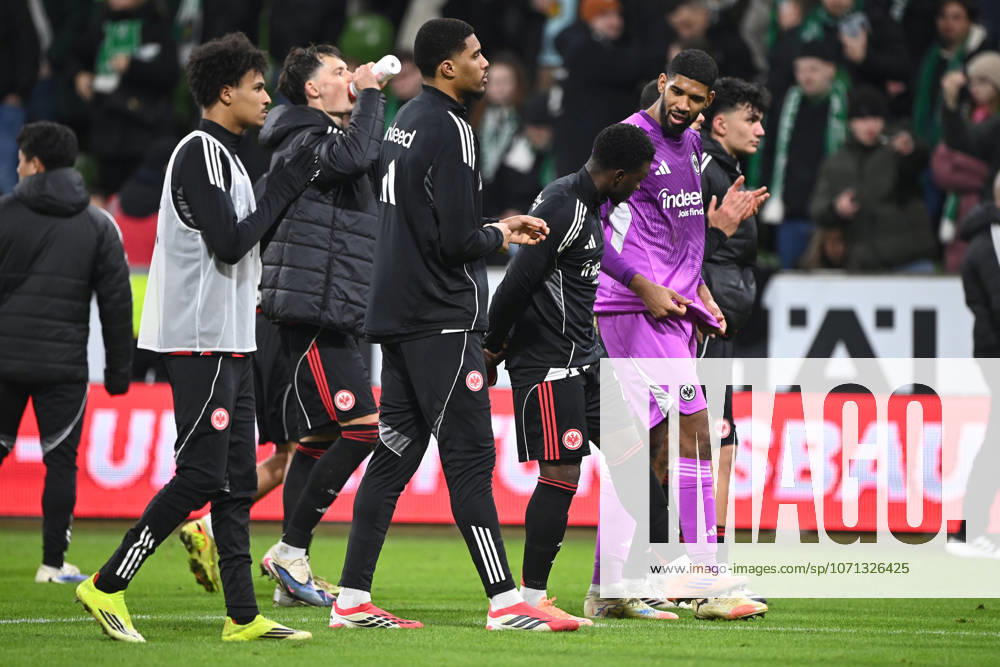 Die Spieler von Eintracht Frankfurt gehen zu ihren Fans, verhaltener Schlussjubel, jubelnd, Jubel, Begeisterung, Freude, Emotion Fussball 1. Bundesliga Saison 2025 2026, 18.Spieltag, Spieltag18, matchday18, SV Werder Bremen (HB) - Eintracht Frankfurt (F) 3-3 am 16.01.2026 im Weserstadion Bremen Deutschland. DFL regulations prohibit any use of photographs as image sequences and or quasi-video Â