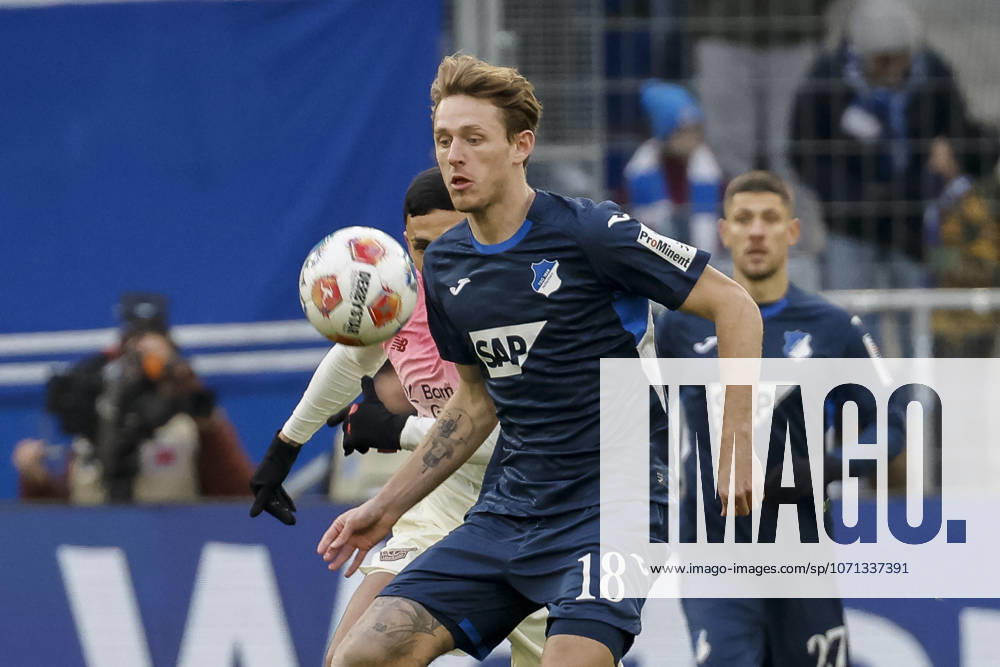 Wouter Burger (TSG Hoffenheim, 18) am Ball , Deutschland, Fussball, 1. Bundesliga, 18.Spieltag, 2025 2026, TSG Hoffenheim vs. Bayer 04 Leverkusen, 17.01.2026, Sinsheim PreZero Arena Baden-Württemberg Deutschland