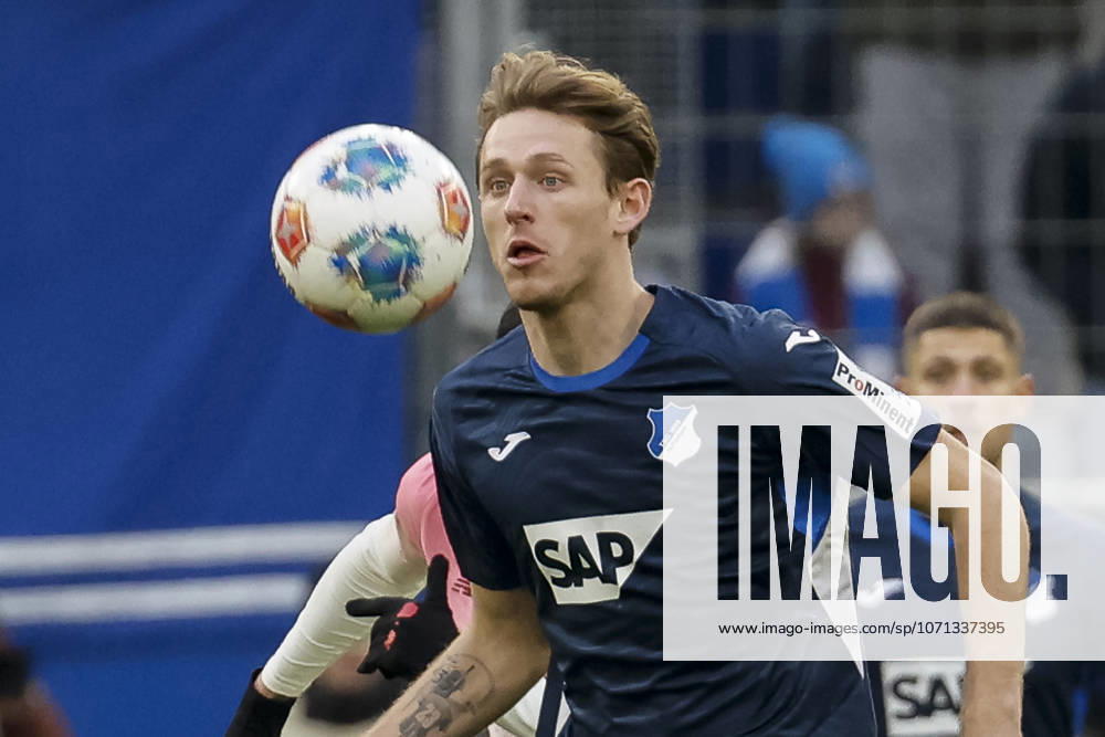 Wouter Burger (TSG Hoffenheim, 18) am Ball , Deutschland, Fussball, 1. Bundesliga, 18.Spieltag, 2025 2026, TSG Hoffenheim vs. Bayer 04 Leverkusen, 17.01.2026, Sinsheim PreZero Arena Baden-Württemberg Deutschland