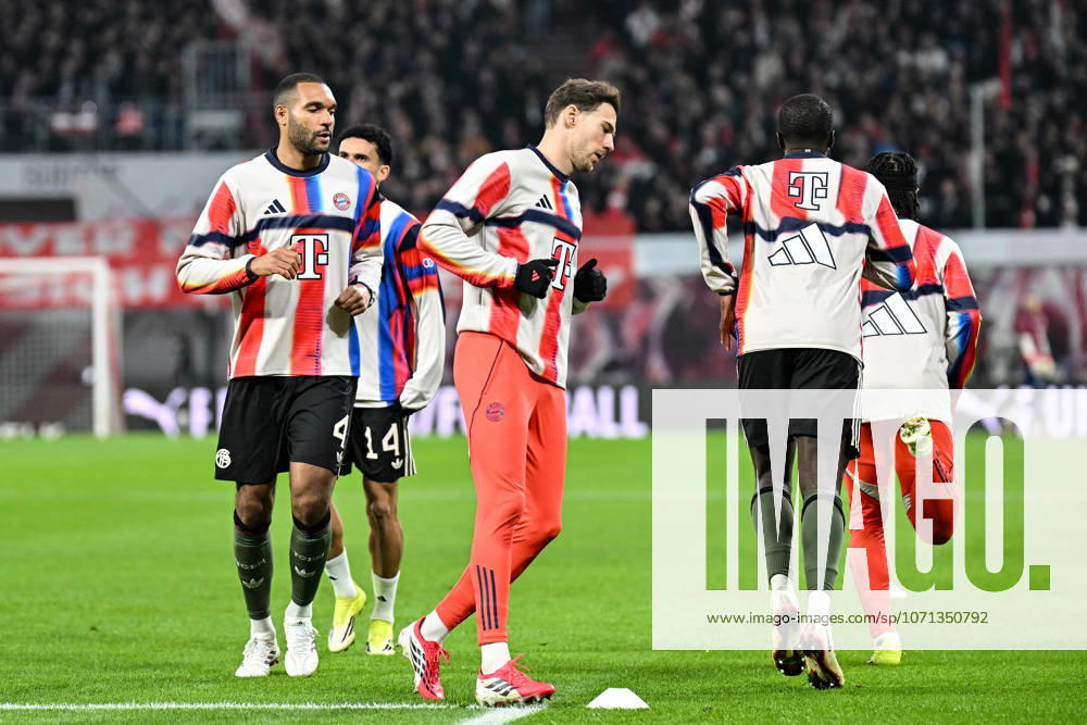 Fußball I Herren I Saison 2025-2026 I Bundesliga I 18. Spieltag I RB Leipzig - FC Bayern München I 17.01.2026 Jonathan Tah (4, FC Bayern München) (l.) und Leon Goretzka (8, FC Bayern München) (m.) beim Warmup Leipzig Red Bull Arena Sachsen Deutschland