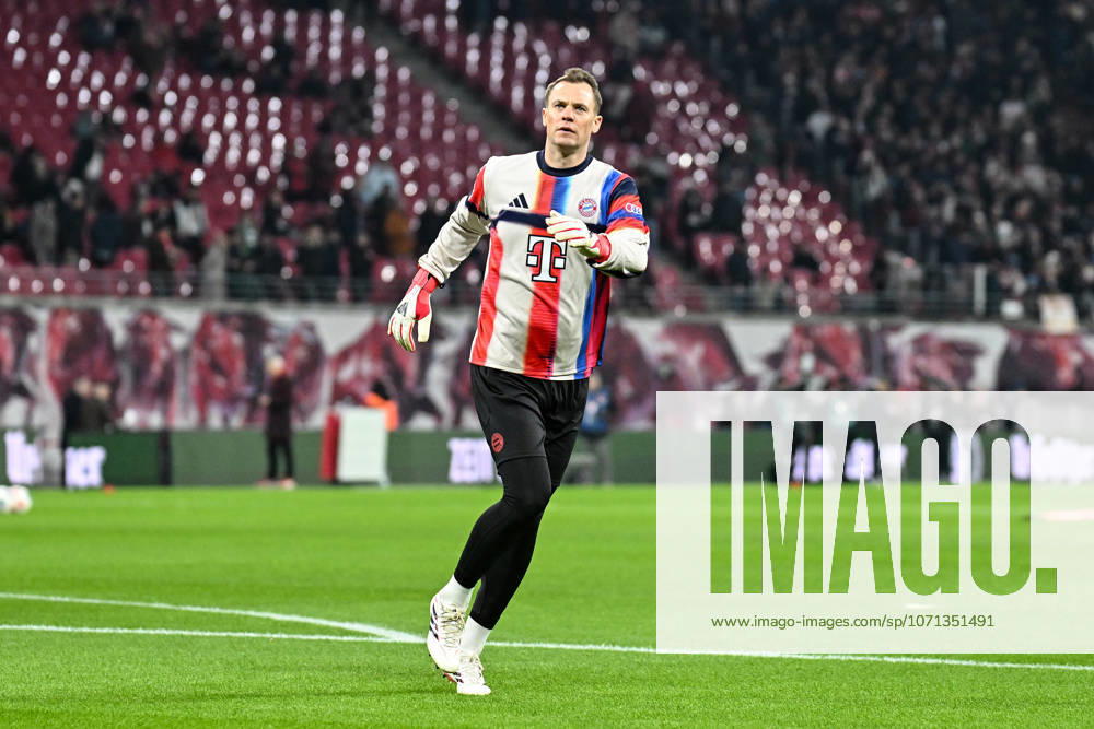 Fußball I Herren I Saison 2025-2026 I Bundesliga I 18. Spieltag I RB Leipzig - FC Bayern München I 17.01.2026 Manuel Neuer (1, FC Bayern München) kommt zum Warmup auf das Spielfeld Freisteller, Nahaufnahme, Porträt, Portrait, Einzelfoto, Einzelbild, Körper Leipzig Red Bull Arena Sachsen Deutschland