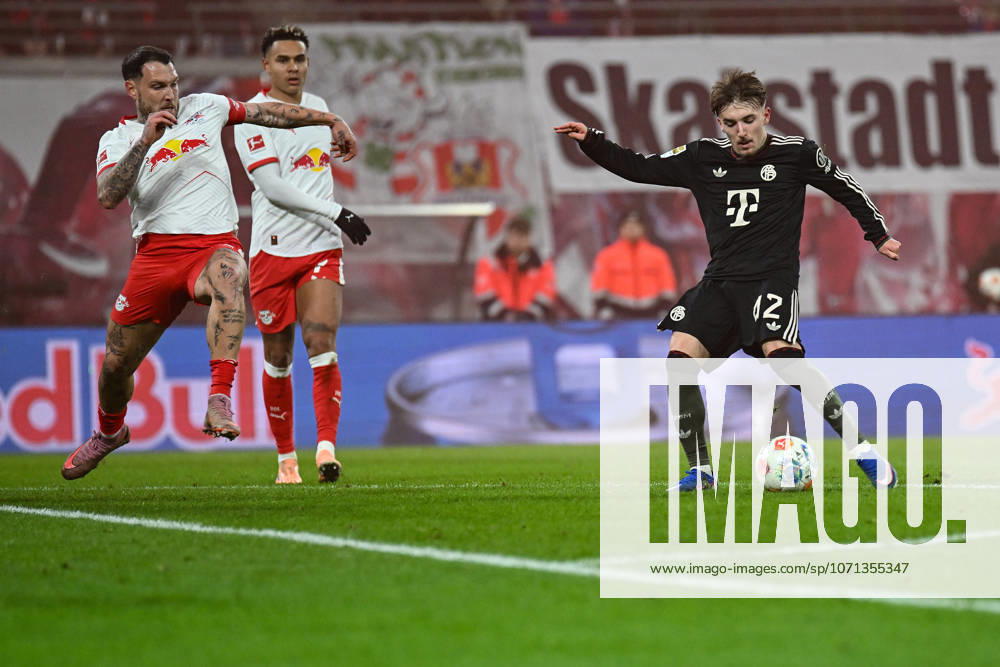 Fußball I Herren I Saison 2025-2026 I Bundesliga I 18. Spieltag I RB Leipzig - FC Bayern München I 17.01.2026 Torschuss Lennart Karl (42, FC Bayern München) (r.), David Raum (22, RB Leipzig) (l.) versucht dazwischen zu springen Leipzig Red Bull Arena Sachsen Deutschland