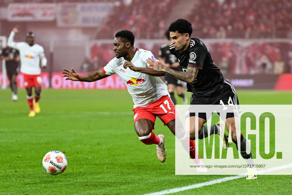 Fußball I Herren I Saison 2025-2026 I Bundesliga I 18. Spieltag I RB Leipzig - FC Bayern München I 17.01.2026 Zweikampf Ridle Baku (17, RB Leipzig) und Luis Diaz (14, FC Bayern München) Leipzig Red Bull Arena Sachsen Deutschland