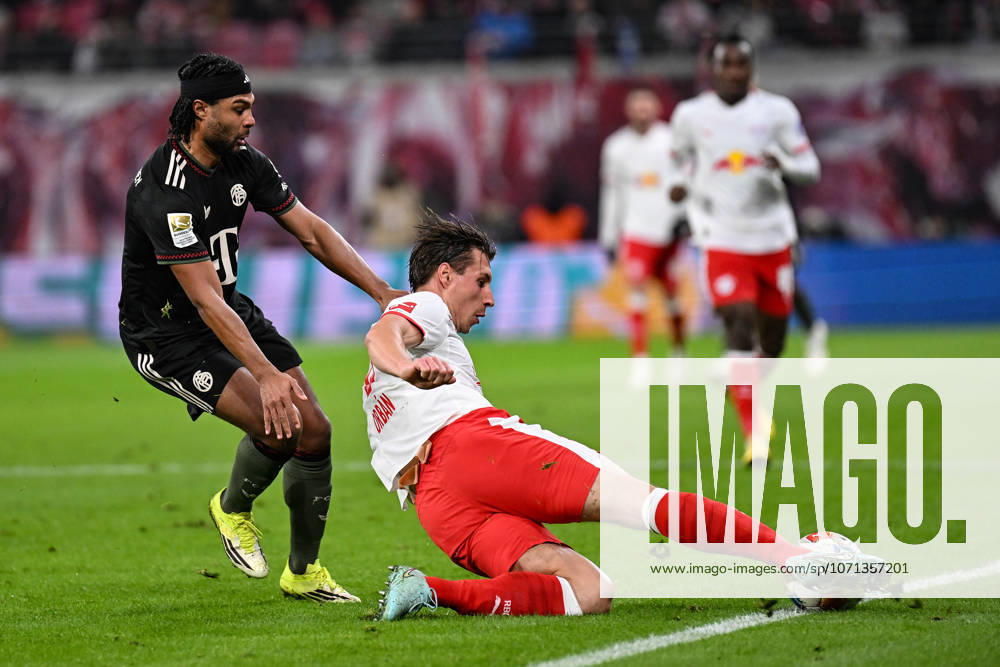 Fußball I Herren I Saison 2025-2026 I Bundesliga I 18. Spieltag I RB Leipzig - FC Bayern München I 17.01.2026 Zweikampf Serge Gnabry (7, FC Bayern München) und Willi Orban (4, RB Leipzig), der den Ball von der Linie kratzt Leipzig Red Bull Arena Sachsen Deutschland