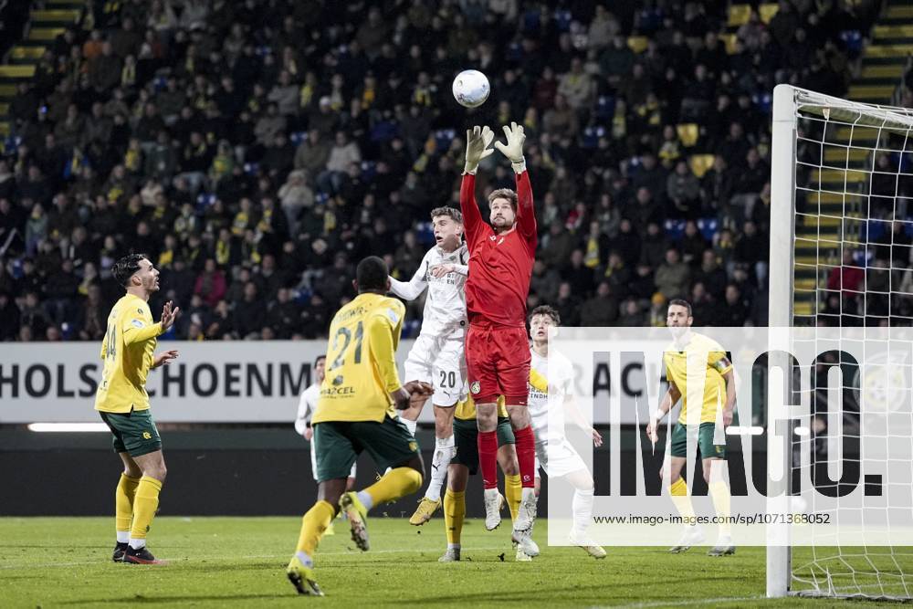 SITTARD - Fortuna Sittard goalkeeper Mattijs Branderhorst catches the ball during the Dutch Eredivisie match between Fortuna Sittard and PSV at the Fortuna Sittard Stadium on January 17, 2025, in Sittard, Netherlands. TOBIAS KLEUVER ANP Eredivisie 2025-2026 ANPxSportx IVx 547800457 originalFilename: 547800457