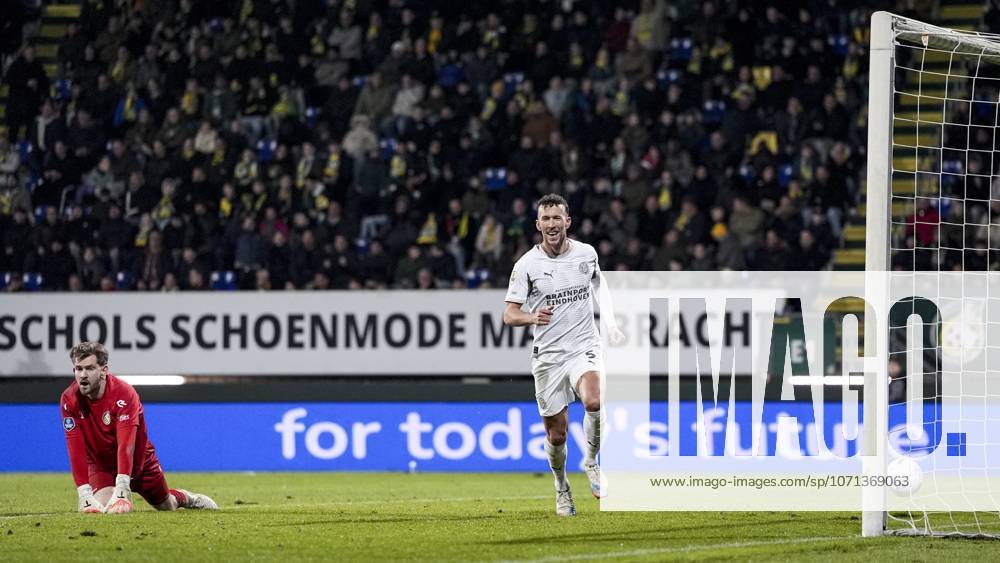 SITTARD - Fortuna Sittard goalkeeper Mattijs Branderhorst and Ivan Perisic of PSV Eindhoven react after the 2-1 goal during the Dutch Eredivisie match between Fortuna Sittard and PSV at the Fortuna Sittard Stadium on January 17, 2025, in Sittard, Netherlands. TOBIAS KLEUVER ANP Eredivisie 2025-2026 ANPxSportx IVx 547801902 originalFilename: 547801902