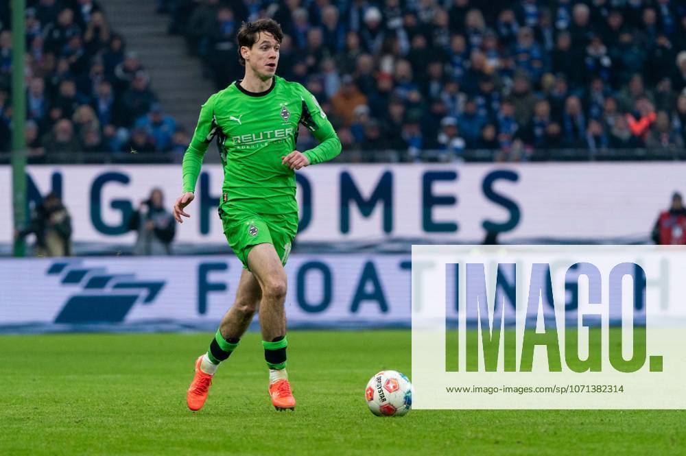 Philipp Sander (Borussia Moenchengladbach, 16) am Ball, GER, Hamburger SV vs. Borussia Moenchengladbach, Fussball, Bundesliga, Spieltag 18, Saison 2025 2026, 17.01.2025 DFL REGULATIONS PROHIBIT ANY USE OF PHOTOGRAPHS AS IMAGE SEQUENCES AND OR QUASI-VIDEO GER, Hamburger SV vs. Borussia Moenchengladbach, Fussball, Bundesliga, Spieltag 18, Saison 2025 2026, 17.01.2025 Hamburg