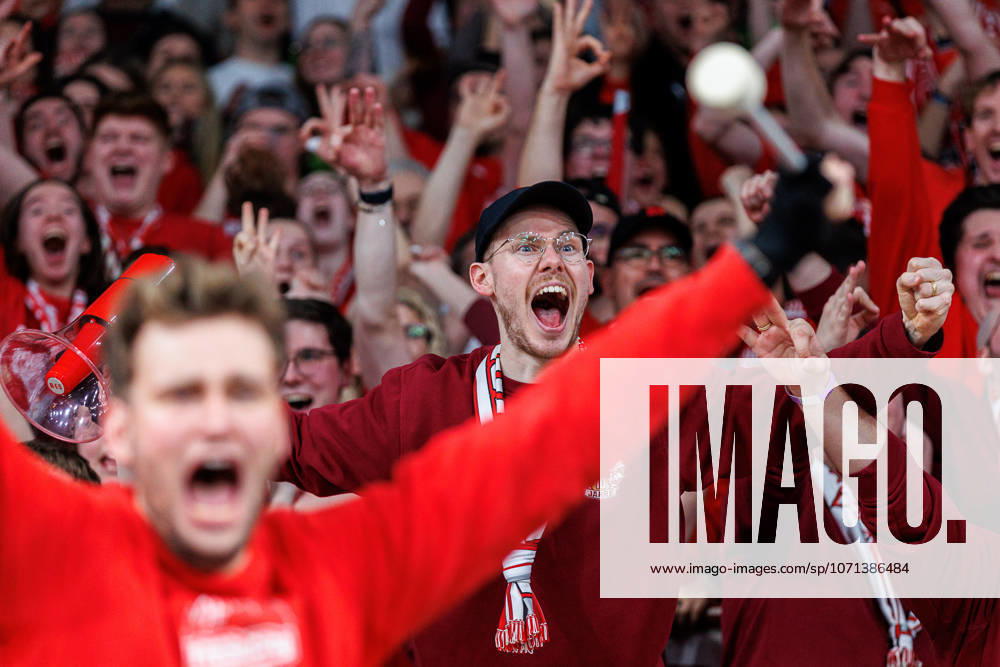 Fan, Fans, Zuschauer, jubelt, Jubel, positive Emotionen, positive Emotion, BMA365 Bamberg Baskets vs. Fitness First Wuerzburg Baskets, Basketball, easyCredit BBL, 16. Spieltag, 17.01.2026 BMA365 Bamberg Baskets vs. Fitness First Wuerzburg Baskets, Basketball, easyCredit BBL, 16. Spieltag, 17.01.2026 Bamberg