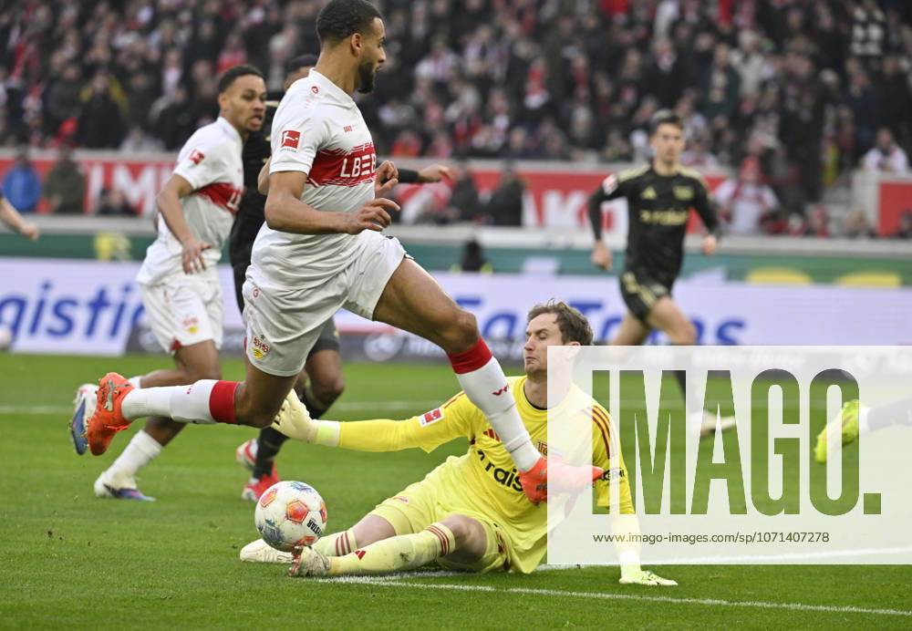 Strafraumszene, Torraumszene Torschuss Aktion Torchance Josha Vagnoman VfB Stuttgart (04) gegen Torwart Frederik Roennow 1. FC Union Berlin FCU (01) VfB Stuttgart vs 1. FC Union Berlin FCU 18.01.2026 DFL REGULATIONS PROHIBIT ANY USE OF PHOTOGRAPHS AS IMAGE SEQUENCES AND OR QUASI-VIDEO VfB Stuttgart vs 1. FC Union Berlin FCU
