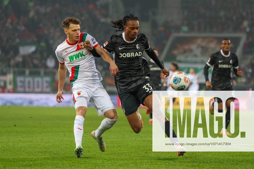 Im Zweikampf, Aktion, mit Robin Fellhauer 19 (FC Augsburg), Jordy Makengo 33 (SC Freiburg), FC Augsburg vs. SC Freiburg, Fussball, 1. Bundesliga, 18. Spieltag, 18.01.2026 DFB regulations prohibit any use of photographs as image sequences and or quasi-video Augsburg Bayern Deutschland