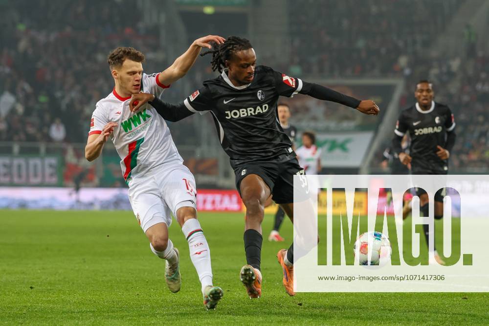 Im Zweikampf, Aktion, mit Robin Fellhauer 19 (FC Augsburg), Jordy Makengo 33 (SC Freiburg), FC Augsburg vs. SC Freiburg, Fussball, 1. Bundesliga, 18. Spieltag, 18.01.2026 DFB regulations prohibit any use of photographs as image sequences and or quasi-video Augsburg Bayern Deutschland