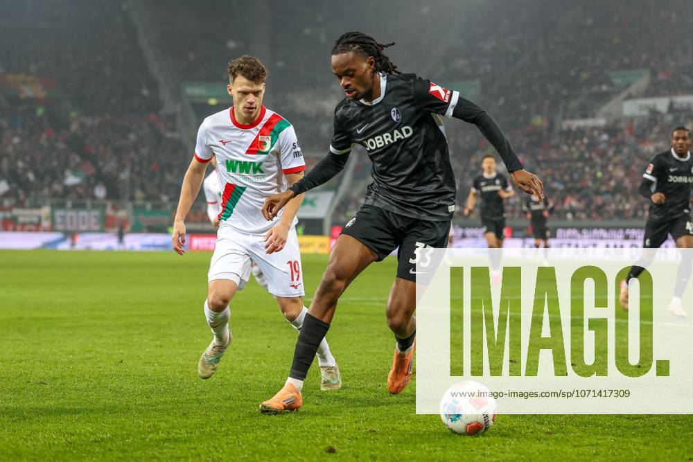 Im Zweikampf, Aktion, mit Robin Fellhauer 19 (FC Augsburg), Jordy Makengo 33 (SC Freiburg), FC Augsburg vs. SC Freiburg, Fussball, 1. Bundesliga, 18. Spieltag, 18.01.2026 DFB regulations prohibit any use of photographs as image sequences and or quasi-video Augsburg Bayern Deutschland