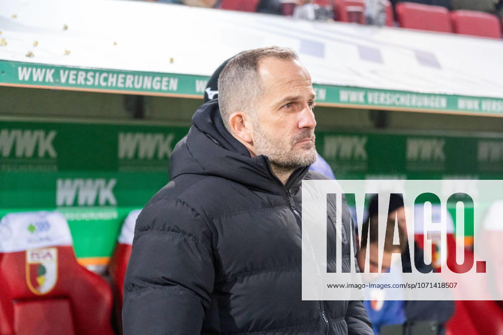 Manuel Baum (FC Augsburg, Cheftrainer), GER, FC Augsburg vs. SC Freiburg, Fussball, Bundesliga, 18. Spieltag, Saison 2025 2026, 18.01.2026, DFL REGULATIONS PROHIBIT ANY USE OF PHOTOGRAPHS AS IMAGE SEQUENCES AND OR QUASI-VIDEO, GER, FC Augsburg vs. SC Freiburg, Fussball, Bundesliga, 18. Spieltag, Saison 2025 2026, 18.01.2026 Augsburg