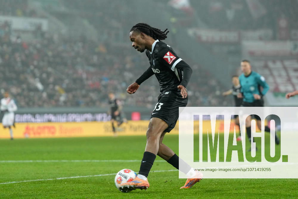 Jordy Makengo (SC Freiburg, 33) am Ball , Deutschland, Fussball, 1. Bundesliga, 18.Spieltag, 2025 2026, FC Augsburg vs. SC Freiburg, 18.01.2026, WWK-Arena, Augsburg, Deutschland DFL REGULATIONS PROHIBIT ANY USE OF PHOTOGRAPHS AS IMAGE SEQUENCES AND OR QUASI-VIDEO. Augsburg WWK-Arena Bayern Deutschland