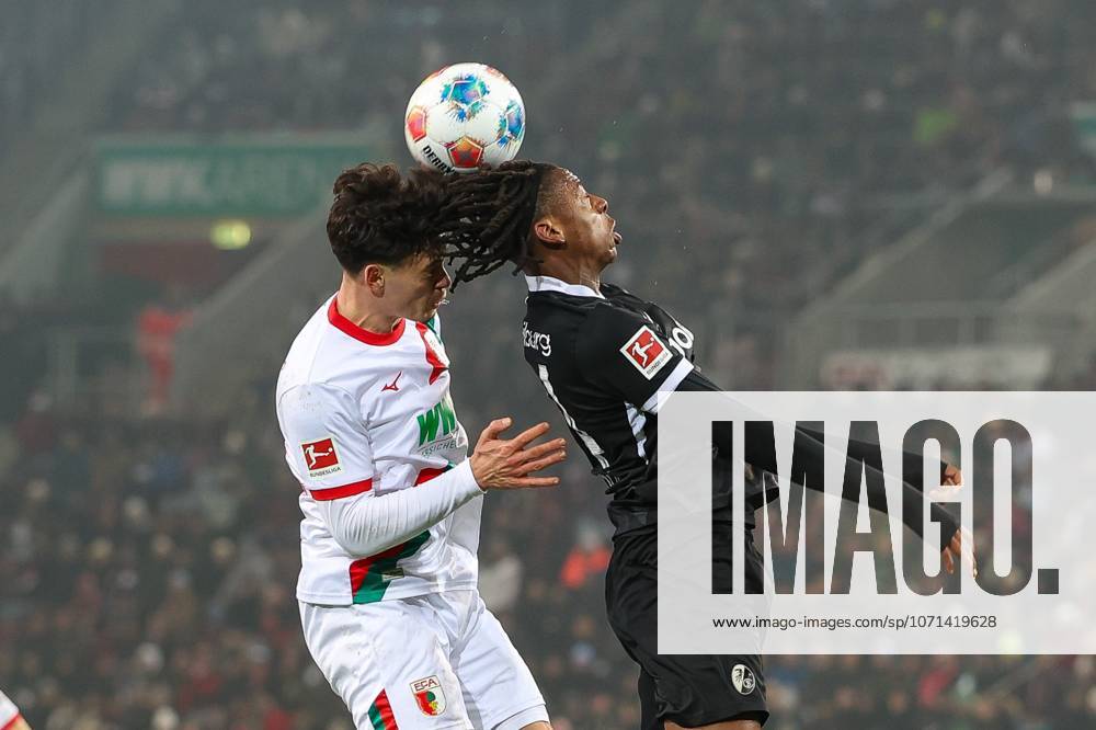 Im Zweikampf, Aktion, mit Fabian Rieder 32 (FC Augsburg), Johan Manzambi 44 (SC Freiburg), FC Augsburg vs. SC Freiburg, Fussball, 1. Bundesliga, 18. Spieltag, 18.01.2026 DFB regulations prohibit any use of photographs as image sequences and or quasi-video Augsburg Bayern Deutschland