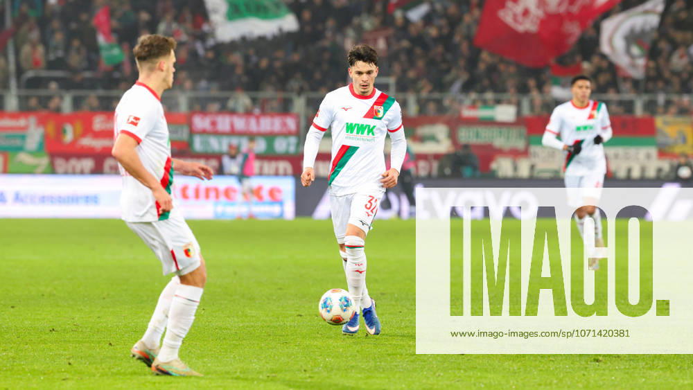 Fabian Rieder (32, FC Augsburg) beim Spiel zwischen FC Augsburg v SC Freiburg, Fußball, Herren, Bundesliga, 2025 2026, 18.Spieltag am 18.01.2026 in Augsburg, WWK-Arena. DFL and DFB regulations prohibit any use of photographs as image sequences and or quasi-video. Bayern Deutschland