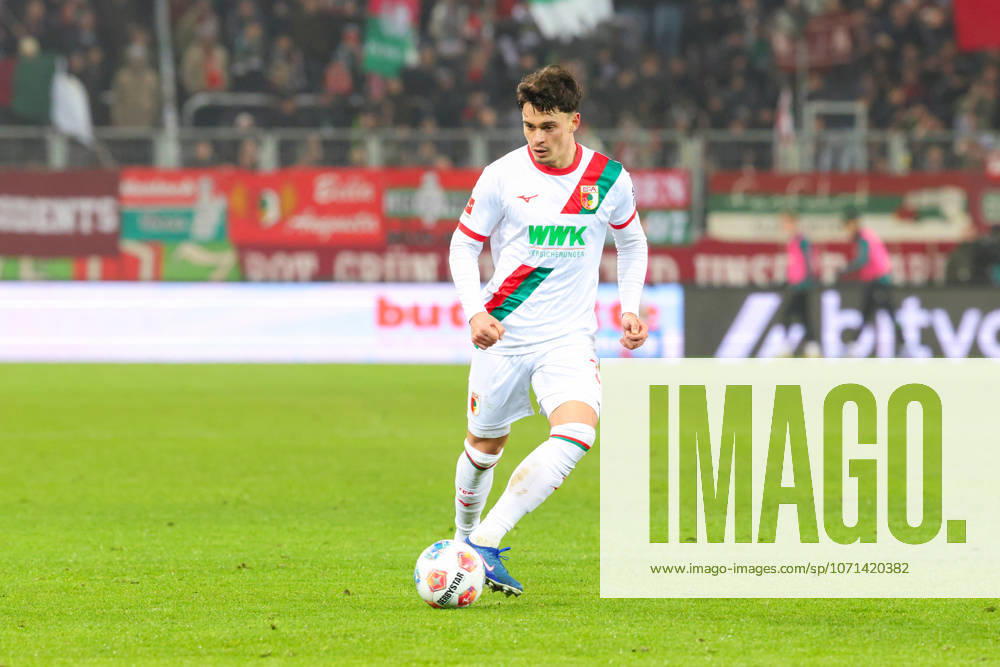 Fabian Rieder (32, FC Augsburg) beim Spiel zwischen FC Augsburg v SC Freiburg, Fußball, Herren, Bundesliga, 2025 2026, 18.Spieltag am 18.01.2026 in Augsburg, WWK-Arena. DFL and DFB regulations prohibit any use of photographs as image sequences and or quasi-video. Bayern Deutschland