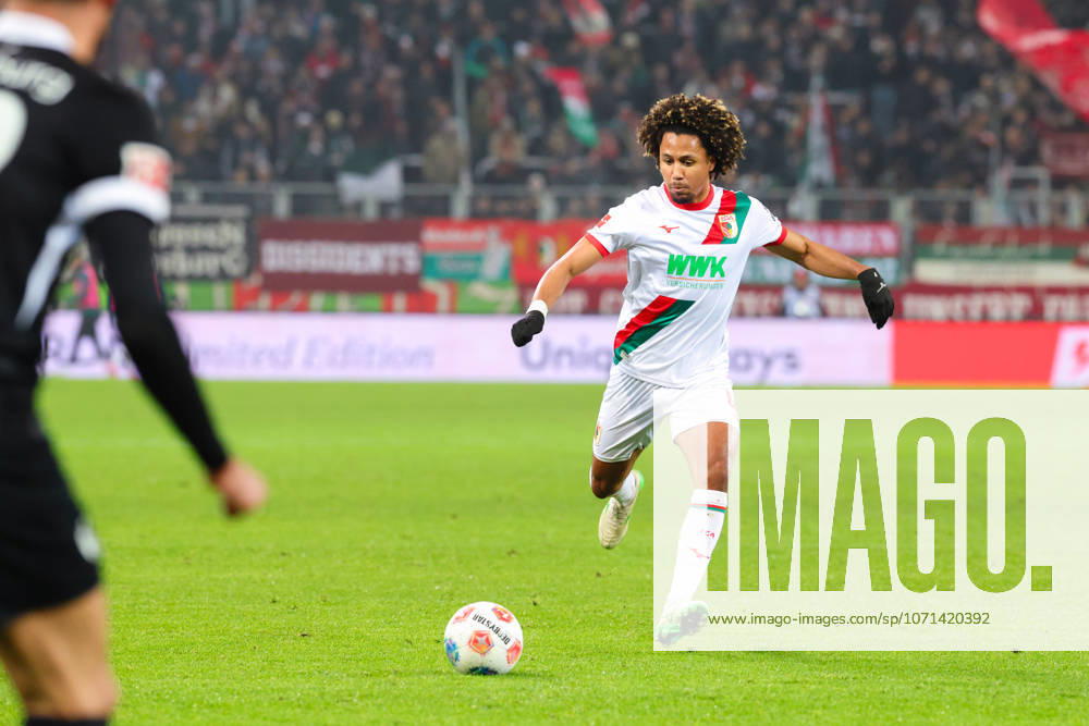 Han-Noah Massengo (4, FC Augsburg) beim Spiel zwischen FC Augsburg v SC Freiburg, Fußball, Herren, Bundesliga, 2025 2026, 18.Spieltag am 18.01.2026 in Augsburg, WWK-Arena. DFL and DFB regulations prohibit any use of photographs as image sequences and or quasi-video. Bayern Deutschland