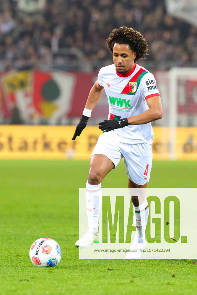 Han-Noah Massengo (4, FC Augsburg) beim Spiel zwischen FC Augsburg v SC Freiburg, Fußball, Herren, Bundesliga, 2025 2026, 18.Spieltag am 18.01.2026 in Augsburg, WWK-Arena. DFL and DFB regulations prohibit any use of photographs as image sequences and or quasi-video. Bayern Deutschland
