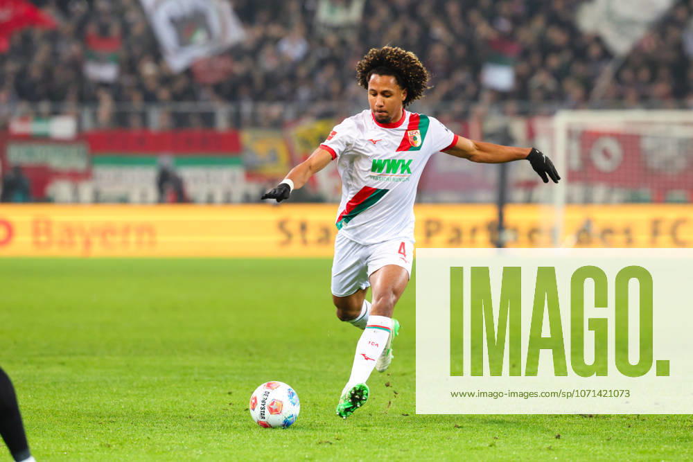 Han-Noah Massengo (4, FC Augsburg) beim Spiel zwischen FC Augsburg v SC Freiburg, Fußball, Herren, Bundesliga, 2025 2026, 18.Spieltag am 18.01.2026 in Augsburg, WWK-Arena. DFL and DFB regulations prohibit any use of photographs as image sequences and or quasi-video. Bayern Deutschland
