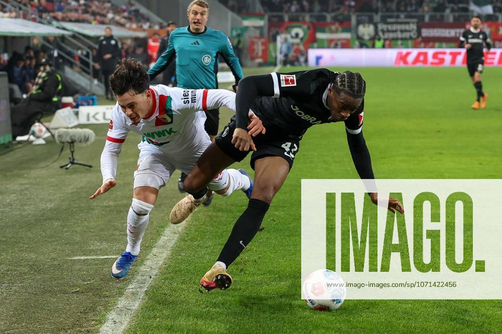 Im Zweikampf, Aktion, mit Fabian Rieder 32 (FC Augsburg), Johan Manzambi 44 (SC Freiburg), FC Augsburg vs. SC Freiburg, Fussball, 1. Bundesliga, 18. Spieltag, 18.01.2026 DFB regulations prohibit any use of photographs as image sequences and or quasi-video Augsburg Bayern Deutschland