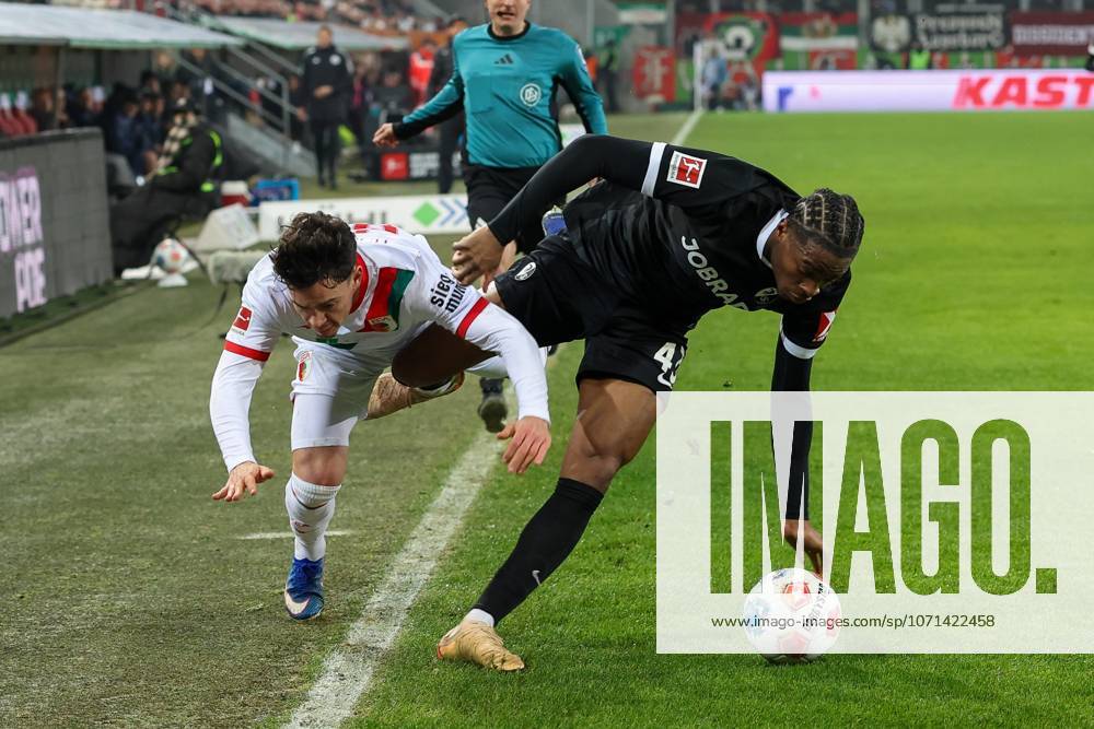 Im Zweikampf, Aktion, mit Fabian Rieder 32 (FC Augsburg), Johan Manzambi 44 (SC Freiburg), FC Augsburg vs. SC Freiburg, Fussball, 1. Bundesliga, 18. Spieltag, 18.01.2026 DFB regulations prohibit any use of photographs as image sequences and or quasi-video Augsburg Bayern Deutschland