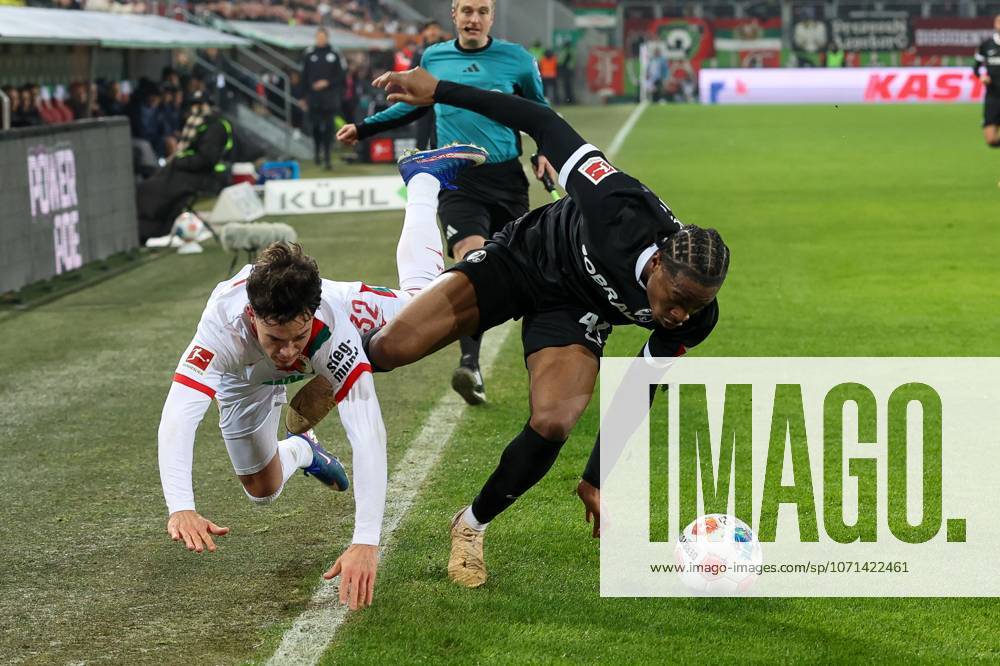 Im Zweikampf, Aktion, mit Fabian Rieder 32 (FC Augsburg), Johan Manzambi 44 (SC Freiburg), FC Augsburg vs. SC Freiburg, Fussball, 1. Bundesliga, 18. Spieltag, 18.01.2026 DFB regulations prohibit any use of photographs as image sequences and or quasi-video Augsburg Bayern Deutschland