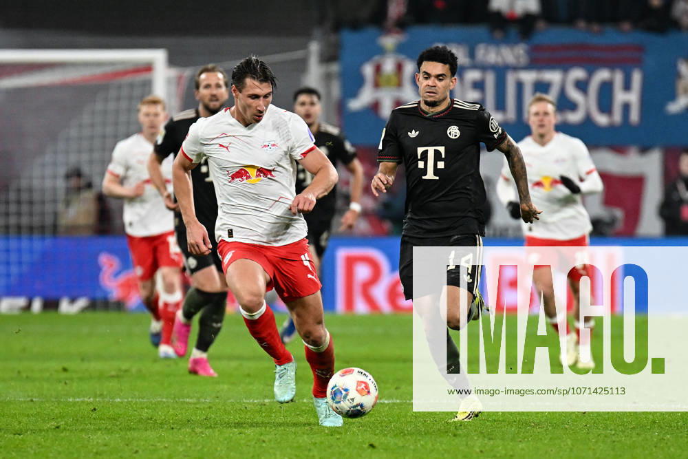 Fußball I Herren I Saison 2025-2026 I Bundesliga I 18. Spieltag I RB Leipzig - FC Bayern München I 17.01.2026 Zweikampf um den Ball zwischen Willi Orban (4, RB Leipzig) und Luis Diaz (14, FC Bayern München) Leipzig Red Bull Arena Sachsen Deutschland
