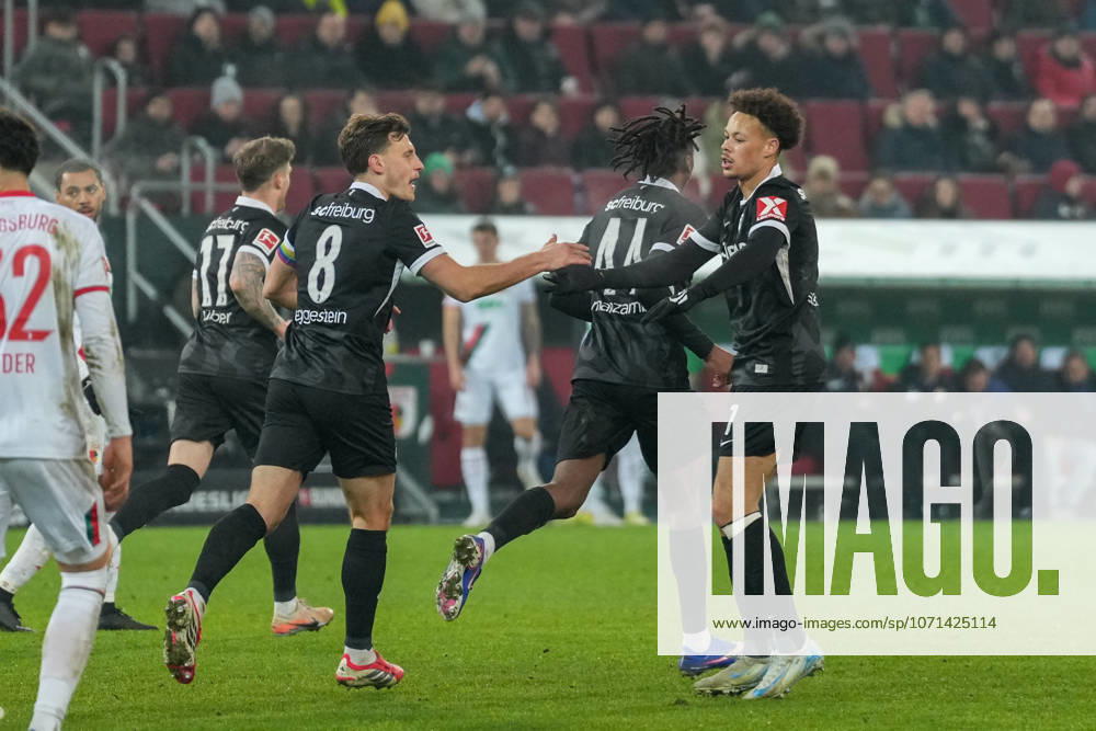 Maximilian Eggestein (SC Freiburg, 08) und Derry Scherhant (SC Freiburg, 07) Torjubel, Emotionen, Torschuss, Abschluss, Torerfolg, Tor, Treffer , Deutschland, Fussball, 1. Bundesliga, 18.Spieltag, 2025 2026, FC Augsburg vs. SC Freiburg, 18.01.2026, WWK-Arena, Augsburg, Deutschland DFL REGULATIONS PROHIBIT ANY USE OF PHOTOGRAPHS AS IMAGE SEQUENCES AND OR QUASI-VIDEO. Augsburg WWK-Arena Bayern Deutschland