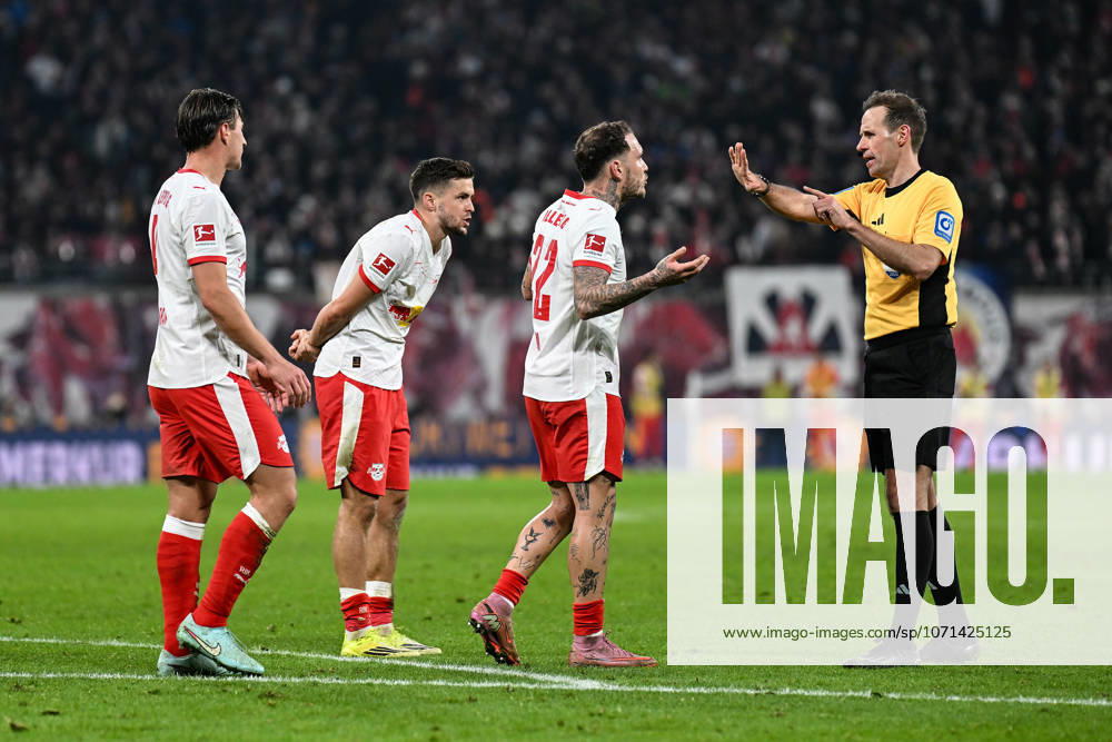 Fußball I Herren I Saison 2025-2026 I Bundesliga I 18. Spieltag I RB Leipzig - FC Bayern München I 17.01.2026 Willi Orban (4, RB Leipzig), Christoph Baumgartner (14, RB Leipzig), und David Raum (22, RB Leipzig) protestieren bei Schiedsrichter Sascha Stegemann (v.l.n.r.) Leipzig Red Bull Arena Sachsen Deutschland