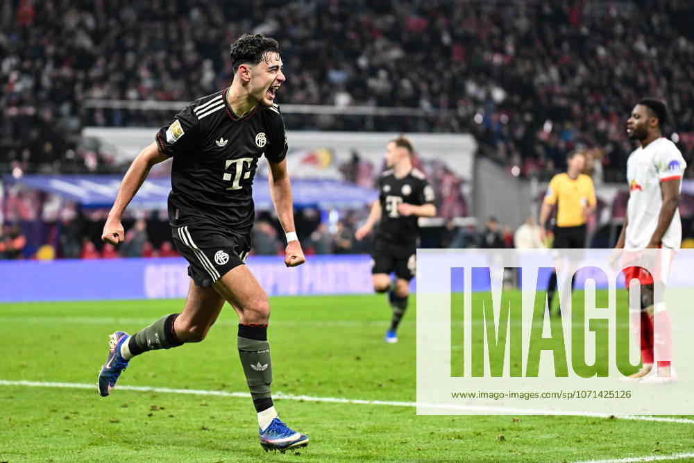 Fußball I Herren I Saison 2025-2026 I Bundesliga I 18. Spieltag I RB Leipzig - FC Bayern München I 17.01.2026 Torjubel Aleksandar Pavlovic (45, FC Bayern München) (l.) Leipzig Red Bull Arena Sachsen Deutschland