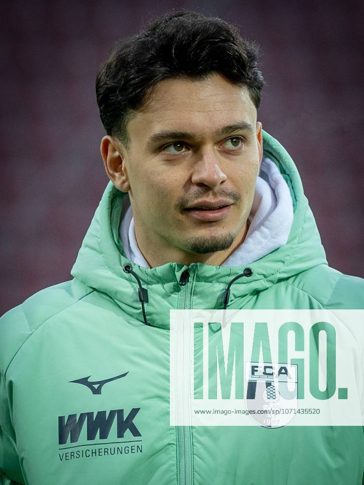 Fabian Rieder 32 (FC Augsburg), FC Augsburg vs. SC Freiburg, Fussball, Maenner, Bundesliga, Saison 2025 2026, Rueckrunde, 18. Spieltag, 18.01.2026 DFB regulations prohibit any use of photographs as image sequences and or quasi-video Augsburg Bayern Deutschland