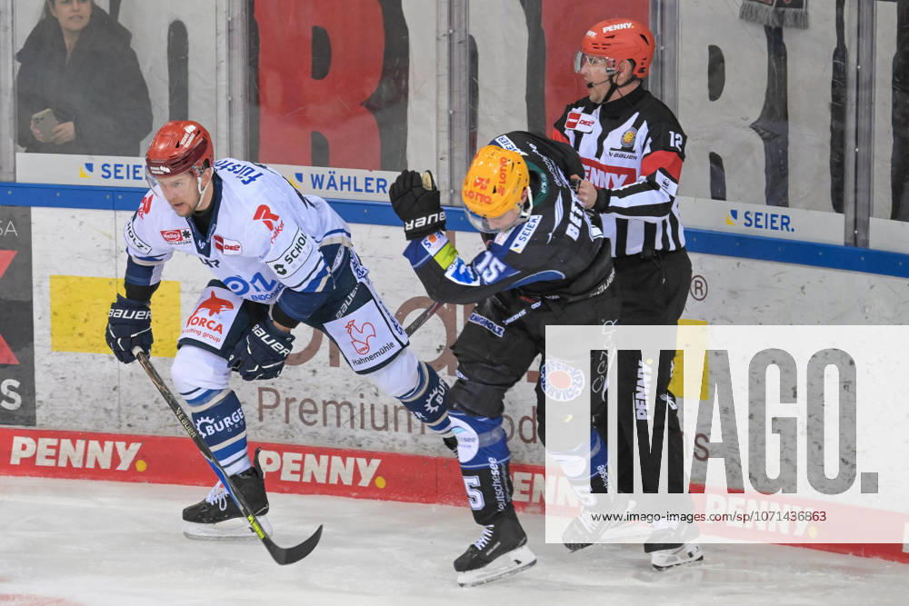 Alexander Karachun (Schwenninger Wild Wings 47) links mit Rayan Bettahar (Fischtown Pinguins 15), Fischtown Pinguins - Schwenninger Wild Wings, Eishockey, Deutsche Eishockey Liga, DEL, 18.01.2026 Bremerhaven Bremen Deutschland
