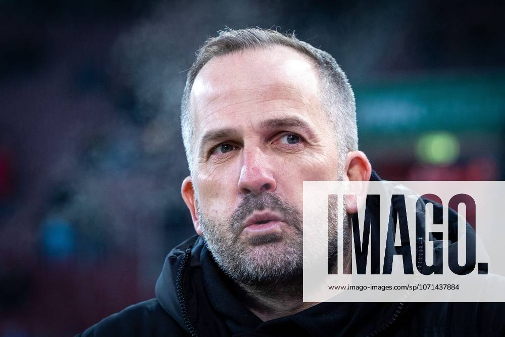 Chef-Trainer Manuel Baum (FC Augsburg), FC Augsburg vs. SC Freiburg, Fussball, Maenner, Bundesliga, Saison 2025 2026, Rueckrunde, 18. Spieltag, 18.01.2026 DFB regulations prohibit any use of photographs as image sequences and or quasi-video Augsburg Bayern Deutschland