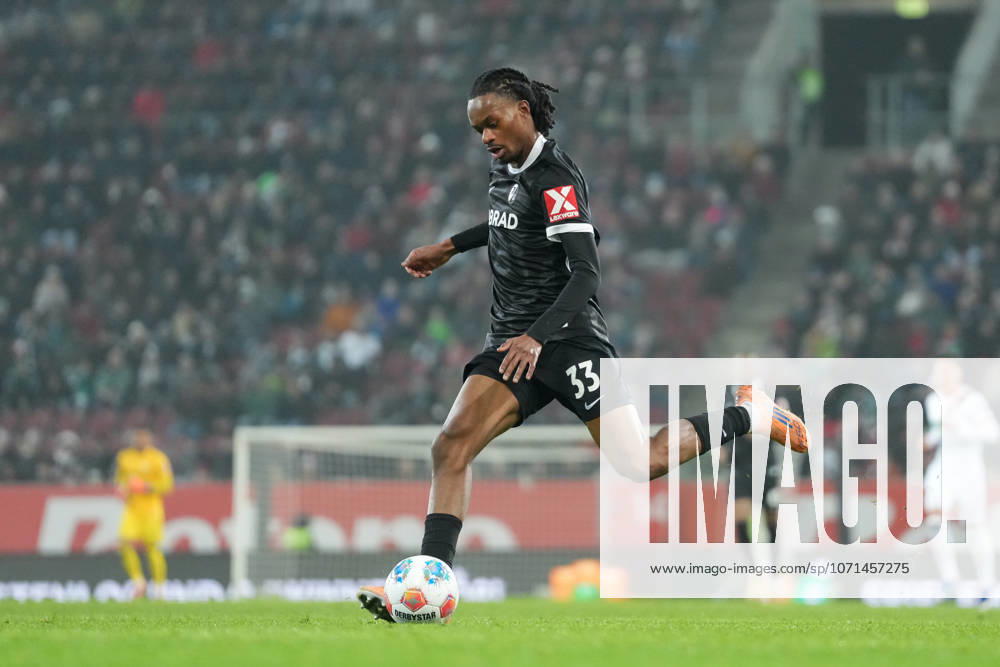 Jordy Makengo (SC Freiburg, 33) am Ball , Deutschland, Fussball, 1. Bundesliga, 18.Spieltag, 2025 2026, FC Augsburg vs. SC Freiburg, 18.01.2026, WWK-Arena, Augsburg, Deutschland DFL REGULATIONS PROHIBIT ANY USE OF PHOTOGRAPHS AS IMAGE SEQUENCES AND OR QUASI-VIDEO. Augsburg WWK-Arena Bayern Deutschland