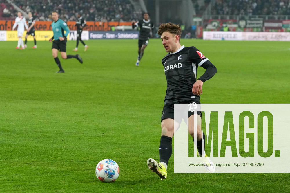 Philipp Treu (SC Freiburg, 29) am Ball , Deutschland, Fussball, 1. Bundesliga, 18.Spieltag, 2025 2026, FC Augsburg vs. SC Freiburg, 18.01.2026, WWK-Arena, Augsburg, Deutschland DFL REGULATIONS PROHIBIT ANY USE OF PHOTOGRAPHS AS IMAGE SEQUENCES AND OR QUASI-VIDEO. Augsburg WWK-Arena Bayern Deutschland