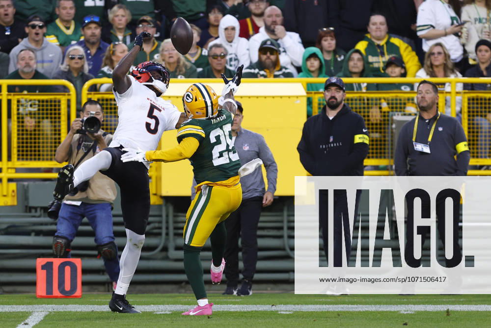 GREEN BAY, WI - OCTOBER 12: Green Bay Packers cornerback Keisean Nixon (25) breaks up a pass intended for Cincinnati Bengals wide receiver Tee Higgins (5) during a game between the Green Bay Packers and the Cincinnati Bengals at Lambeau Field on October 12, 2025 in Green Bay, WI. (Photo by Larry Radloff Icon Sportswire) NFL, American Football Herren, USA OCT 12 Bengals at Packers Icon2510126373