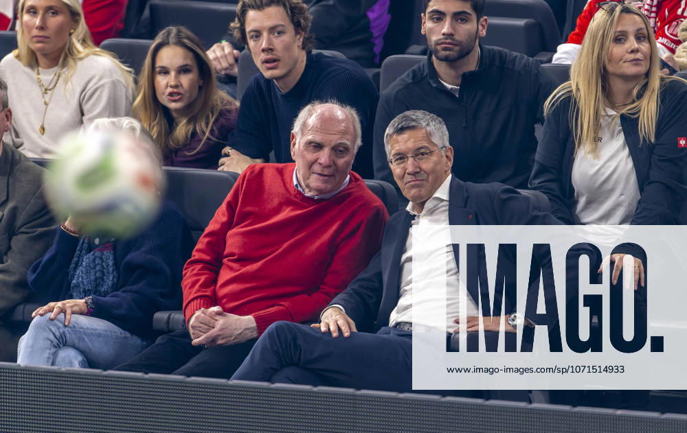 Fussball, der FC Bayern München Legends-CUP, im SAP-Garden München. v.re: Präsident Herbert Hainer (FC Bayern), Ehren-Präsident Uli Hoeneß (FC Bayern München, Hoeness), Ehefrau Susi Hoeness,