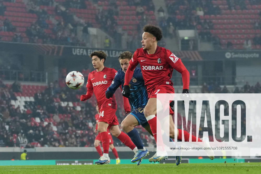 Derry Scherhant (SC Freiburg, 07) im Zweikampf mit Itamar Noy (Maccabi Tel Aviv, 30) , Deutschland, Fussball, UEFA Europa League, 7.Spieltag, Ligaphase, 2025 2026, SC Freiburg vs. Maccabi Tel Aviv, 22.01.2026, Europa-Park Stadion, Freiburg, Deutschland Freiburg Europa-Park Stadion Baden-Württemberg Deutschland