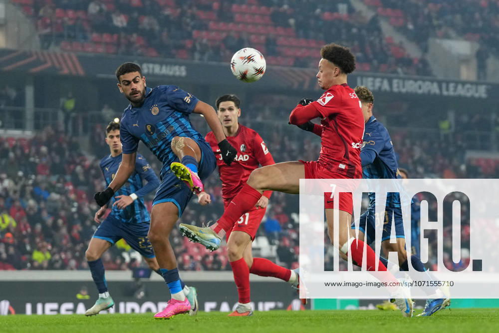 Derry Scherhant (SC Freiburg, 07) im Zweikampf mit Itamar Noy (Maccabi Tel Aviv, 30) , Deutschland, Fussball, UEFA Europa League, 7.Spieltag, Ligaphase, 2025 2026, SC Freiburg vs. Maccabi Tel Aviv, 22.01.2026, Europa-Park Stadion, Freiburg, Deutschland Freiburg Europa-Park Stadion Baden-Württemberg Deutschland