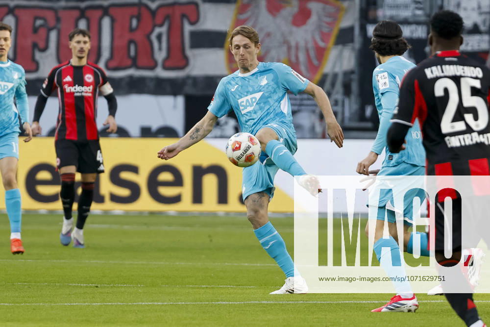 Wouter Burger (TSG Hoffenheim, 18) am Ball , Deutschland, Fussball, 1. Bundesliga, 19.Spieltag, 2025 2026, Eintracht Frankfurt vs. TSG 1899 Hoffenheim, 24.01.2026, Frankfurt am Main Deutsche-Bank-Park Deutschland