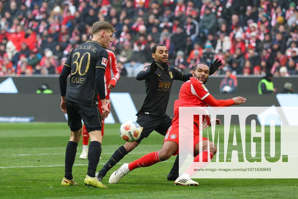 Im Zweikampf, Aktion, mit Anton Kade 30 (FC Augsburg), Alexis Claude-Maurice 20 (FC Augsburg), Jonathan Tah 4 (FC Bayern Muenchen), FC Bayern Muenchen vs. FC Augsburg, Fussball, 1. Bundesliga, 19. Spieltag, 24.01.2026 DFB regulations prohibit any use of photographs as image sequences and or quasi-video Muenchen Bayern Deutschland