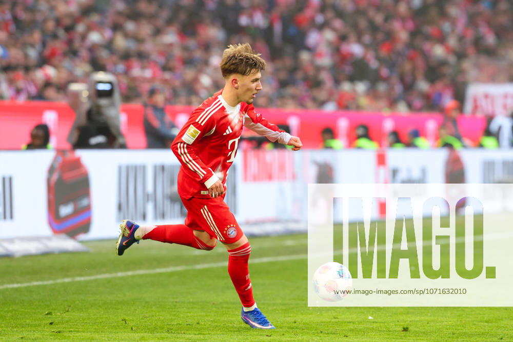 Lennart Karl (42, FC Bayern München) beim Spiel zwischen FC Bayern München v FC Augsburg, Fußball, Herren, Bundesliga, 2025 2026, 19.Spieltag am 24.01.2026 in München, Allianz-Arena. DFL and DFB regulations prohibit any use of photographs as image sequences and or quasi-video. Bayern Deutschland
