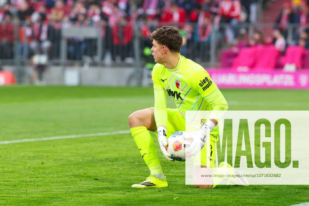 Finn Dahmen (1, FC Augsburg) hält den Ball sicher beim Spiel zwischen FC Bayern München v FC Augsburg, Fußball, Herren, Bundesliga, 2025 2026, 19.Spieltag am 24.01.2026 in München, Allianz-Arena. DFL and DFB regulations prohibit any use of photographs as image sequences and or quasi-video. Bayern Deutschland