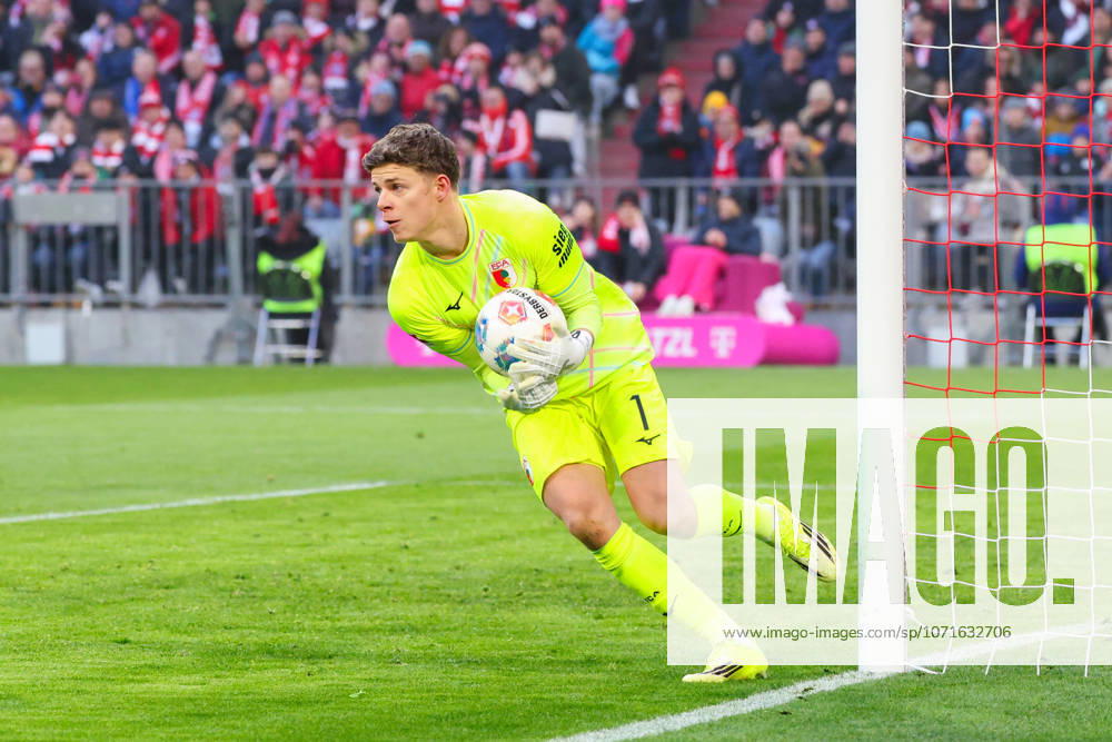 Finn Dahmen (1, FC Augsburg) hält den Ball sicher beim Spiel zwischen FC Bayern München v FC Augsburg, Fußball, Herren, Bundesliga, 2025 2026, 19.Spieltag am 24.01.2026 in München, Allianz-Arena. DFL and DFB regulations prohibit any use of photographs as image sequences and or quasi-video. Bayern Deutschland