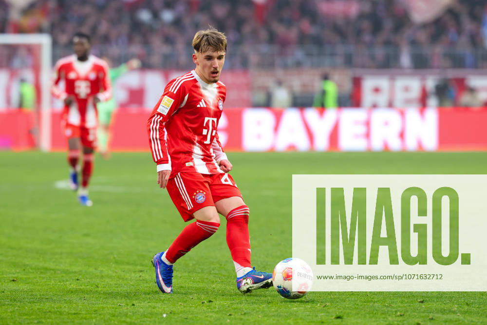 Lennart Karl (42, FC Bayern München) beim Spiel zwischen FC Bayern München v FC Augsburg, Fußball, Herren, Bundesliga, 2025 2026, 19.Spieltag am 24.01.2026 in München, Allianz-Arena. DFL and DFB regulations prohibit any use of photographs as image sequences and or quasi-video. Bayern Deutschland