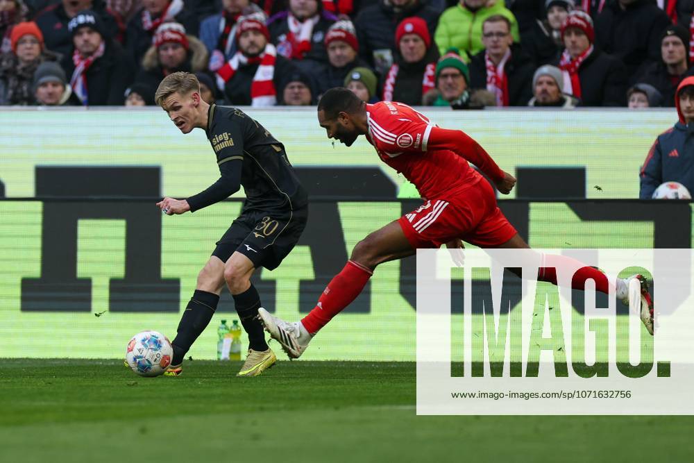 Im Zweikampf, Aktion, mit Anton Kade 30 (FC Augsburg), Jonathan Tah 4 (FC Bayern Muenchen), FC Bayern Muenchen vs. FC Augsburg, Fussball, 1. Bundesliga, 19. Spieltag, 24.01.2026 DFB regulations prohibit any use of photographs as image sequences and or quasi-video Muenchen Bayern Deutschland