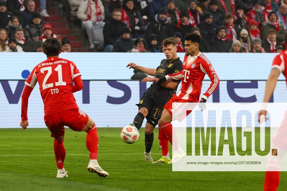 Im Zweikampf, Aktion, mit Robin Fellhauer 19 (FC Augsburg), Luis Diaz 14 (FC Bayern Muenchen), FC Bayern Muenchen vs. FC Augsburg, Fussball, 1. Bundesliga, 19. Spieltag, 24.01.2026 DFB regulations prohibit any use of photographs as image sequences and or quasi-video Muenchen Bayern Deutschland