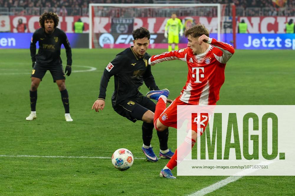 Im Zweikampf, Aktion, mit Fabian Rieder 32 (FC Augsburg), Lennart Karl 42 (FC Bayern Muenchen), FC Bayern Muenchen vs. FC Augsburg, Fussball, 1. Bundesliga, 19. Spieltag, 24.01.2026 DFB regulations prohibit any use of photographs as image sequences and or quasi-video Muenchen Bayern Deutschland